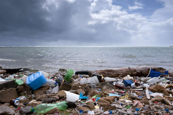 A poluição dos oceanos por resíduos plásticos é o tema central de dois relatórios que foram divulgados recentemente pela ONG Surfrider e pela Fundação Ellen MacArthur. Enquanto o primeiro analisou a quantidade desse poluente atualmente em cinco localidades europeias, o segundo estimou que, em 2050, a quantidade de plásticos superará a de peixes nos oceanos. Saiba mais a seguir. (Imagem: iStock)