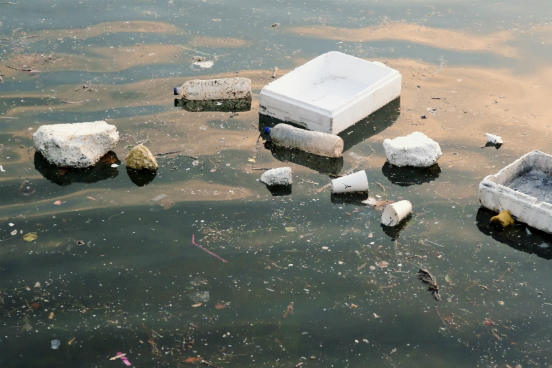 Nas praias de Burumendi e Porsmilin, na Espanha, 96,6% e 83,3% dos resíduos encontrados eram de plástico e de poliestireno. Já na também espanhola praia de Murguita, os resíduos desses mesmos componentes representaram 61% dos materiais recolhidos - sendo 18% deles vidro. (Imagem: iStock)