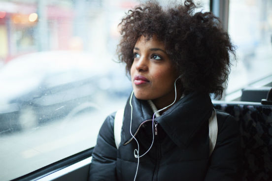 Se o tempo é escasso, horas ociosas são luxo longínquo. Quem trabalha e estuda ao mesmo tempo sabe bem o prejuízo da perda de alguns minutos, sejam eles de estudo ou mesmo de descanso. Presentes na cultura digital desde do início dos anos 2000, os podcasts, formatos digitais de rádio, podem ser importantes aliados da produtividade nos estudos. Basta uma pesquisa simples para encontrar podcasts com aulas e debates sobre os mais variados temas. Confira a seguir alguns podcasts que podem ajudar você a estudar de uma forma diferente e melhorar o aproveitamento do tempo. (Imagem: iStock)