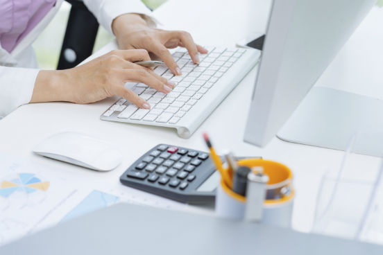 Enviar e receber e-mails são ações que fazem parte da rotina de qualquer profissional ou estudante. Mas, seja por distração ou simplesmente pelo grande volume de mensagens que se lê e escreve, alguns detalhes podem passar despercebidos na hora de clicar em enviar - o que pode trazer sérias consequências posteriormente. Veja, a seguir, algumas dicas para evitar erros e confusões na troca de e-mails. (Imagem: iStock) Enviar e receber e-mails são ações que fazem parte da rotina de qualquer profissional ou estudante. Mas, seja por distração ou simplesmente pelo grande volume de mensagens que se lê e escreve, alguns detalhes podem passar despercebidos na hora de clicar em enviar - o que pode trazer sérias consequências posteriormente. Veja, a seguir, algumas dicas para evitar erros e confusões na troca de e-mails. (Imagem: iStock)