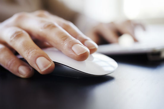 Ninguém quer ler e-mails vindos de 20 pessoas que não têm nada a ver com eles. Além disso, é difícil ignorar e-mails quando se recebe notificações de novas mensagens pelos smartphones ou mesmo pop-ups no computador. Por isso, a não ser que você tenha certeza de que todos da lista precisam receber o seu e-mail, evite usar o responder a todos. (Imagem: iStock) Ninguém quer ler e-mails vindos de 20 pessoas que não têm nada a ver com eles. Além disso, é difícil ignorar e-mails quando se recebe notificações de novas mensagens pelos smartphones ou mesmo pop-ups no computador. Por isso, a não ser que você tenha certeza de que todos da lista precisam receber o seu e-mail, evite usar o responder a todos. (Imagem: iStock)