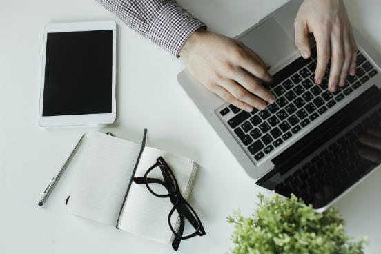 É difícil responder todos os e-mails recebidos, mas é preciso ao menos tentar. Isso inclui e-mails enviados acidentalmente para a sua conta - especialmente se quem mandou está esperando uma resposta. Um bom exemplo seria dizer sei que você deve estar bastante ocupado, mas acho que você mandou esse e-mail para mim por engano. Achei que você deveria saber para poder enviá-lo para a pessoa certa. (Imagem: iStock) É difícil responder todos os e-mails recebidos, mas é preciso ao menos tentar. Isso inclui e-mails enviados acidentalmente para a sua conta - especialmente se quem mandou está esperando uma resposta. Um bom exemplo seria dizer sei que você deve estar bastante ocupado, mas acho que você mandou esse e-mail para mim por engano. Achei que você deveria saber para poder enviá-lo para a pessoa certa. (Imagem: iStock)