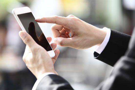 Seus erros não vão passar despercebidos pelos destinatários do e-mail - e, dependendo do tipo de erro, você pode até ser julgado por causa dele. Não confie no corretor ortográfico, especialmente se você estiver escrevendo de um smartphone. Releia o texto algumas vezes antes de enviar e evite conflitos desnecessários. (Imagem: iStock) Seus erros não vão passar despercebidos pelos destinatários do e-mail - e, dependendo do tipo de erro, você pode até ser julgado por causa dele. Não confie no corretor ortográfico, especialmente se você estiver escrevendo de um smartphone. Releia o texto algumas vezes antes de enviar e evite conflitos desnecessários. (Imagem: iStock)