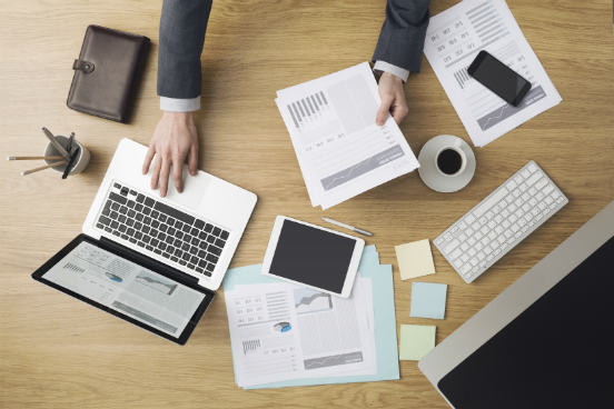 Pensando justamente em quem já tem boa parte do dia ocupado, muitas instituições oferecem cursos de pós à noite ou durante os fins de semana, por exemplo. Pesquise e considere qual delas pode ser a melhor para você. (Imagem: iStock) Pensando justamente em quem já tem boa parte do dia ocupado, muitas instituições oferecem cursos de pós à noite ou durante os fins de semana, por exemplo. Pesquise e considere qual delas pode ser a melhor para você. (Imagem: iStock)