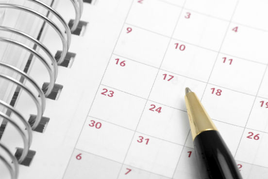 Mesmo planejando muito bem o dia, imprevistos acontecem - o que pode atrasar o seu andamento tanto no trabalho quanto na pós. Por isso, Cordeiro afirma: não abarrote sua agenda de coisas - deixe entre 20 e 50% do tempo que irá trabalhar sem atividades. Se vai adotar 20, 30 ou 50%, depende do grau de imprevisibilidade do seu trabalho. (Imagem: iStock) Mesmo planejando muito bem o dia, imprevistos acontecem - o que pode atrasar o seu andamento tanto no trabalho quanto na pós. Por isso, Cordeiro afirma: não abarrote sua agenda de coisas - deixe entre 20 e 50% do tempo que irá trabalhar sem atividades. Se vai adotar 20, 30 ou 50%, depende do grau de imprevisibilidade do seu trabalho. (Imagem: iStock)