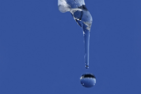 As forças intermoleculares influenciam em várias propriedades físicas dos compostos, como ponto de fusão, de ebulição e solubilidade. Elas também são responsáveis pelos fenômenos de capilaridade e tensão superficial. As forças intermoleculares influenciam em várias propriedades físicas dos compostos, como ponto de fusão, de ebulição e solubilidade. Elas também são responsáveis pelos fenômenos de capilaridade e tensão superficial.