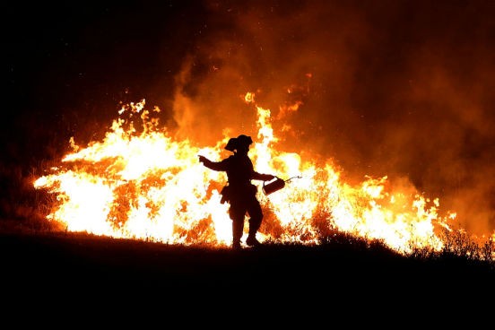 O estado da Califórnia, nos Estados Unidos, enfrenta sua maior seca em quatro anos. Os terrenos secos, as altas temperaturas (por volta de 35 ºC) e a baixa umidade (de menos de 10%) criaram diversos pequenos focos de incêndio que se propagaram com facilidade. Jerry Brown, o governador da Califórnia, comparou a atual situação da região a um barril de pólvora e decretou estado de emergência. (Imagem: Getty Images)