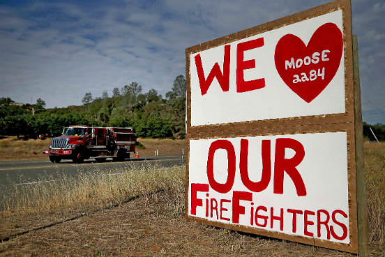 Moradores colocam placas na região agradecendo aos bombeiros que estão combatendo as chamas do Rocky Fire. (Imagem: Getty Images)