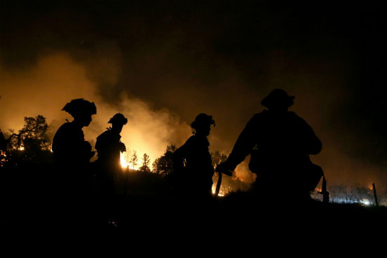 Os esforços das equipes dos bombeiros não foram capazes de conter o avanço do fogo durante nos últimos dias: o vento carregou as chamas e o incêndio quase triplicou de tamanho. A situação é mais grave no norte da Califórnia, zona mais montanhosa do estado. Esse relevo acaba atrasando as operações de combate aos fogos. (Imagem: Getty Images) Os esforços das equipes dos bombeiros não foram capazes de conter o avanço do fogo durante nos últimos dias: o vento carregou as chamas e o incêndio quase triplicou de tamanho. A situação é mais grave no norte da Califórnia, zona mais montanhosa do estado. Esse relevo acaba atrasando as operações de combate aos fogos. (Imagem: Getty Images)
