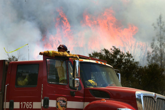 O trabalho agressivo dos bombeiros contra os incêndios continua e a previsão é de que o fogo seja extinto por completo somente no dia 10 de agosto. (Imagem: Getty Images)