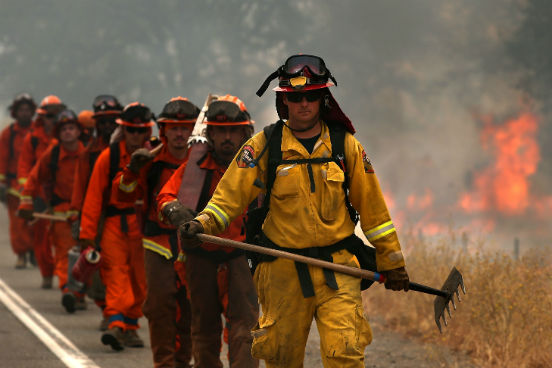 Mais de 3100 pessoas estão combatendo os fogos, que já causaram a morte de um bombeiro e deixaram outras quatro pessoas feridas. (Imagem: Getty Images)
