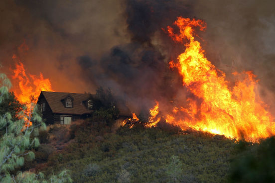 Entre os 21 focos de incêndio existentes, o maior deles é o chamado Rocky Fire, que fica em uma área agreste nos arredores de Sacramento. Ele já destruiu mais de 260 quilômetros quadrados e mais de 40 casas. (Imagem: Getty Images)