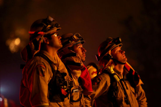 Bombeiros monitoram as chamas do chamado Rocky Fire. Peritos dizem nunca ter visto um comportamento semelhante ao desse foco de incêndio, que se espalha em todas as direções. (Imagem: Getty Images)
