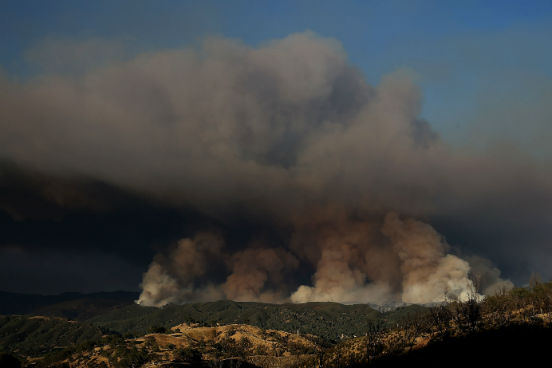 Uma enorme quantidade de fumaça sobe da região do Rocky Fire, perto de Clearlake, na Califórnia. (Imagem: Getty Images)