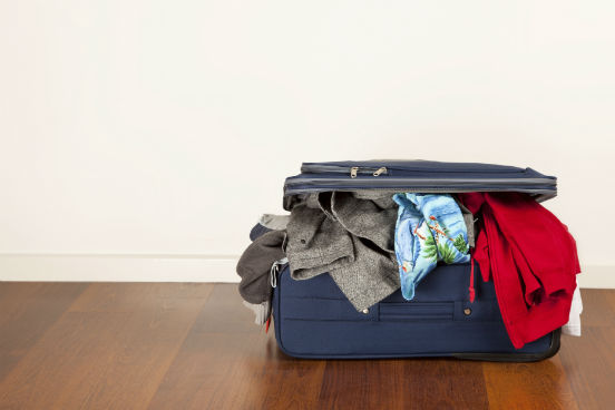 Arrumar as malas pode ser um pouco difícil, já que você não vai poder levar todas as suas roupas e nem sabe direito quais são todas as coisas de que você vai precisar chegando lá. Uma dica é avaliar se o que você quer levar (e é útil aqui) realmente vai ser útil lá fora, seja por clima ou estilo de vida. Além disso, questione: o quanto isso que você preciso levar é mais barato no Brasil para justificar o espaço que vai ocupar na sua mala? (Imagem: Thinkstock) Arrumar as malas pode ser um pouco difícil, já que você não vai poder levar todas as suas roupas e nem sabe direito quais são todas as coisas de que você vai precisar chegando lá. Uma dica é avaliar se o que você quer levar (e é útil aqui) realmente vai ser útil lá fora, seja por clima ou estilo de vida. Além disso, questione: o quanto isso que você preciso levar é mais barato no Brasil para justificar o espaço que vai ocupar na sua mala? (Imagem: Thinkstock)