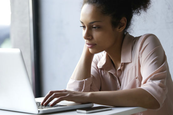 Procure saber mais sobre as opções de países e cidades que você tem para morar. Faça uma pesquisa completa sobre o lugar onde você pode estudar e busque depoimentos de gente que já passou pela situação. Assim, as chances de você escolher um lugar que o agrade e onde você se sinta bem são ainda maiores. (Imagem: Thinkstock) Procure saber mais sobre as opções de países e cidades que você tem para morar. Faça uma pesquisa completa sobre o lugar onde você pode estudar e busque depoimentos de gente que já passou pela situação. Assim, as chances de você escolher um lugar que o agrade e onde você se sinta bem são ainda maiores. (Imagem: Thinkstock)