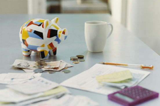 Depois de pesquisar e encontrar quais são as melhores opções para você, pense no custo que cada uma delas vai ter. Pondere se a opção mais interessante cabe mesmo no seu bolso. (Imagem: Thinkstock) Depois de pesquisar e encontrar quais são as melhores opções para você, pense no custo que cada uma delas vai ter. Pondere se a opção mais interessante cabe mesmo no seu bolso. (Imagem: Thinkstock)