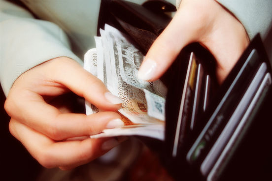 Na hora de fazer as contas lembre-se que, mesmo com algum tipo de bolsa, você provavelmente vai precisar de um dinheiro a mais. Inclua nos cálculos gastos com alimentação, transporte e compras. (Imagem: Thinkstock) Na hora de fazer as contas lembre-se que, mesmo com algum tipo de bolsa, você provavelmente vai precisar de um dinheiro a mais. Inclua nos cálculos gastos com alimentação, transporte e compras. (Imagem: Thinkstock)