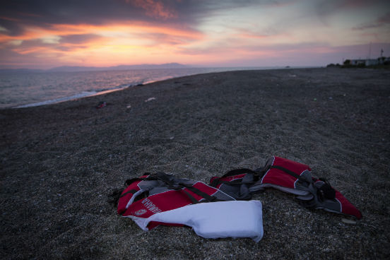 Estima-se que, somente entre 1º de janeiro e 14 de agosto de 2015, mais de 2.400 imigrantes morreram tentando atravessar o mar Mediterrâneo para chegar até a Europa. Em todo o ano de 2014, foram registradas 96 mortes. (Imagem: Getty Images)