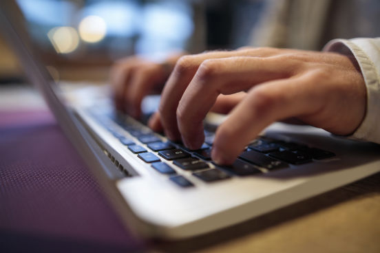 Com a facilidade de ter um mundo de conteúdo ao alcance de um clique, a internet está hoje completamente inserida em nossas rotinas. Apesar de termos uma relação um pouco complicada com essa acessibilidade (afinal, quem nunca passou mais de uma hora online clicando em links irresistíveis, mas inúteis?), o uso da internet como ferramenta de ensino vem crescendo muito nos últimos tempos. Os MOOCs - Cursos Online Abertos e Massivos, do inglês Massive Open Online Courses - fazem parte desse processo, oferecendo conteúdo gratuito através de ambientes virtuais de aprendizagem. Entenda mais sobre esse conceito e como ele funciona a seguir. (Imagem: iStock) Com a facilidade de ter um mundo de conteúdo ao alcance de um clique, a internet está hoje completamente inserida em nossas rotinas. Apesar de termos uma relação um pouco complicada com essa acessibilidade (afinal, quem nunca passou mais de uma hora online clicando em links irresistíveis, mas inúteis?), o uso da internet como ferramenta de ensino vem crescendo muito nos últimos tempos. Os MOOCs - Cursos Online Abertos e Massivos, do inglês Massive Open Online Courses - fazem parte desse processo, oferecendo conteúdo gratuito através de ambientes virtuais de aprendizagem. Entenda mais sobre esse conceito e como ele funciona a seguir. (Imagem: iStock)