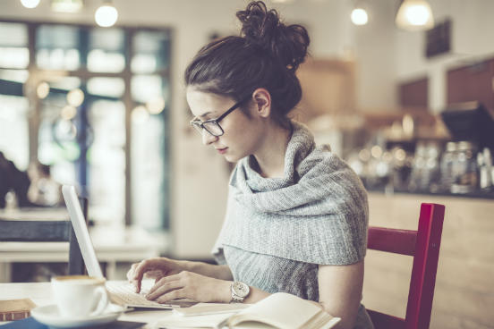 Os MOOCs nada mais são que cursos gratuitos online que dão acesso às mais diferentes áreas de conteúdo. Pode até soar como enganação, mas não é! Inclusive, muitas universidades renomadas têm se unido e organizado diversas plataformas para ampliar a oferta desse tipo de ensino online e gratuito: Harvard, Yale e Oxford são só algumas das instituições que estão envolvidas nesse processo. (Imagem: iStock) Os MOOCs nada mais são que cursos gratuitos online que dão acesso às mais diferentes áreas de conteúdo. Pode até soar como enganação, mas não é! Inclusive, muitas universidades renomadas têm se unido e organizado diversas plataformas para ampliar a oferta desse tipo de ensino online e gratuito: Harvard, Yale e Oxford são só algumas das instituições que estão envolvidas nesse processo. (Imagem: iStock)