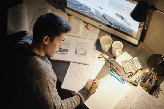 As maiores e mais conhecidas plataformas internacionais de MOOCs são o Coursera (https://www.pt.coursera.org), o edX (https://www.edx.org/) e o Udacity (https://www.udacity.com/). Elas oferecem uma enorme seleção de MOOCs que possibilitam a qualquer um estudar, descobrir uma nova paixão por um campo de interesse ou se aprimorar em habilidades que podem ser úteis para o seu estudo ou trabalho. A maior parte do conteúdo está em inglês - apenas alguns cursos possuem legendas em português. No Brasil, uma das plataformas mais famosas é a Veduca (https://www.veduca.com.br/), que tem parcerias com instituições como a Universidade de São Paulo (USP) e a Universidade de Brasília (UnB). (Imagem: iStock) As maiores e mais conhecidas plataformas internacionais de MOOCs são o Coursera (https://www.pt.coursera.org), o edX (https://www.edx.org/) e o Udacity (https://www.udacity.com/). Elas oferecem uma enorme seleção de MOOCs que possibilitam a qualquer um estudar, descobrir uma nova paixão por um campo de interesse ou se aprimorar em habilidades que podem ser úteis para o seu estudo ou trabalho. A maior parte do conteúdo está em inglês - apenas alguns cursos possuem legendas em português. No Brasil, uma das plataformas mais famosas é a Veduca (https://www.veduca.com.br/), que tem parcerias com instituições como a Universidade de São Paulo (USP) e a Universidade de Brasília (UnB). (Imagem: iStock)