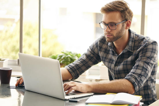 É verdade que os cursos online em geral já existem há algum tempo, mas a grande diferença dos MOOCs é que eles são oferecidos de graça e não exigem nenhum tipo de participação presencial dos alunos. Tudo pode ser feito pela internet, desde assistir as aulas até fazer provas. Além disso, os MOOCs têm sido caracterizados pelo fato de que grande parte das universidades que os oferecem têm uma reputação global muito forte, assim como os professores envolvidos no desenvolvimento desses cursos. (Imagem: iStock) É verdade que os cursos online em geral já existem há algum tempo, mas a grande diferença dos MOOCs é que eles são oferecidos de graça e não exigem nenhum tipo de participação presencial dos alunos. Tudo pode ser feito pela internet, desde assistir as aulas até fazer provas. Além disso, os MOOCs têm sido caracterizados pelo fato de que grande parte das universidades que os oferecem têm uma reputação global muito forte, assim como os professores envolvidos no desenvolvimento desses cursos. (Imagem: iStock)