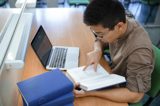 As plataformas responsáveis pelos MOOCs costumam oferecer certificados para aqueles que concluírem o curso com sucesso e passarem no exame final (ou qualquer outro tipo de controle estabelecido). O único detalhe é que esse certificado geralmente não sai de graça - os preços variam conforme a plataforma e o curso. De qualquer maneira, é possível ter acesso a todo o conteúdo do curso e inclusive fazer as provas exigidas sem precisar pagar pelo certificado. A diferença de tê-lo é bastante pontual. Para quem busca aprimorar o currículo em determinada área, por exemplo, investir em um certificado pode valer bastante a pena. (Imagem: iStock) As plataformas responsáveis pelos MOOCs costumam oferecer certificados para aqueles que concluírem o curso com sucesso e passarem no exame final (ou qualquer outro tipo de controle estabelecido). O único detalhe é que esse certificado geralmente não sai de graça - os preços variam conforme a plataforma e o curso. De qualquer maneira, é possível ter acesso a todo o conteúdo do curso e inclusive fazer as provas exigidas sem precisar pagar pelo certificado. A diferença de tê-lo é bastante pontual. Para quem busca aprimorar o currículo em determinada área, por exemplo, investir em um certificado pode valer bastante a pena. (Imagem: iStock)