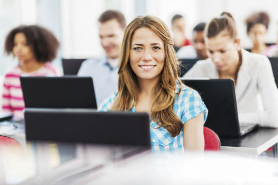 Qualquer pessoa com acesso à internet pode fazer um MOOC: não existe nenhum tipo de exigência de idade ou escolaridade mínima. Alguns dos MOOCs oferecidos pelas plataformas internacionais, porém, existem apenas em inglês. Ter um conhecimento de nível intermediário da língua é necessário para conseguir acompanhar esses cursos. Mesmo assim, existem as plataformas nacionais, como o Veduca, que oferecem vários cursos em português. (Imagem: iStock) Qualquer pessoa com acesso à internet pode fazer um MOOC: não existe nenhum tipo de exigência de idade ou escolaridade mínima. Alguns dos MOOCs oferecidos pelas plataformas internacionais, porém, existem apenas em inglês. Ter um conhecimento de nível intermediário da língua é necessário para conseguir acompanhar esses cursos. Mesmo assim, existem as plataformas nacionais, como o Veduca, que oferecem vários cursos em português. (Imagem: iStock)