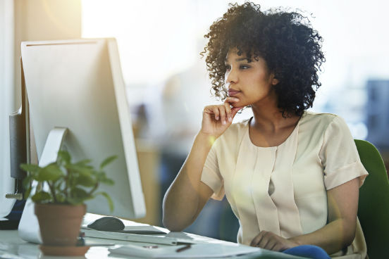 Os MOOCs podem variar entre os mais diversos tipos e níveis, desde aqueles que têm apenas uma aula até os que oferecem uma formação mais completa. Para encontrar programas de nível de graduação certificados, o melhor é pesquisar nos sites de universidades. Já se o intuito é apenas expandir horizontes de conhecimento, você pode se inscrever nos boletins de e-mail de cada plataforma e também segui-las nas mídias sociais - assim, você sempre saberá quando um novo pacote de cursos estiver prestes a começar. (Imagem: iStock) Os MOOCs podem variar entre os mais diversos tipos e níveis, desde aqueles que têm apenas uma aula até os que oferecem uma formação mais completa. Para encontrar programas de nível de graduação certificados, o melhor é pesquisar nos sites de universidades. Já se o intuito é apenas expandir horizontes de conhecimento, você pode se inscrever nos boletins de e-mail de cada plataforma e também segui-las nas mídias sociais - assim, você sempre saberá quando um novo pacote de cursos estiver prestes a começar. (Imagem: iStock)