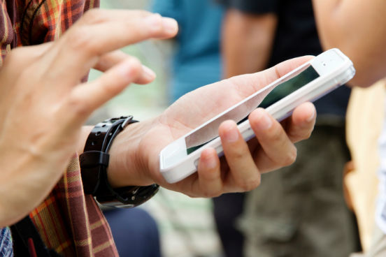 O programa de especialização desenvolvido pela Unicamp é o único em português desta safra de especializações lançadas na plataforma do Coursera. Fundamentos de desenvolvimento iOS, incluindo programação em Swift, design de interfaces, implementação e publicação de aplicativos em lojas virtuais estão entre os assuntos abordados. Persistência de dados, frameworks iOS, monetização e princípios de desenvolvimento de jogos são os tópicos mais avançados da especialização. Se o aluno desejar obter o certificado, deve pagar um total de 245 dólares. Clique no Leia mais para acessar a página do curso no Coursera. (Imagem: Thinkstock) O programa de especialização desenvolvido pela Unicamp é o único em português desta safra de especializações lançadas na plataforma do Coursera. Fundamentos de desenvolvimento iOS, incluindo programação em Swift, design de interfaces, implementação e publicação de aplicativos em lojas virtuais estão entre os assuntos abordados. Persistência de dados, frameworks iOS, monetização e princípios de desenvolvimento de jogos são os tópicos mais avançados da especialização. Se o aluno desejar obter o certificado, deve pagar um total de 245 dólares. Clique no Leia mais para acessar a página do curso no Coursera. (Imagem: Thinkstock)