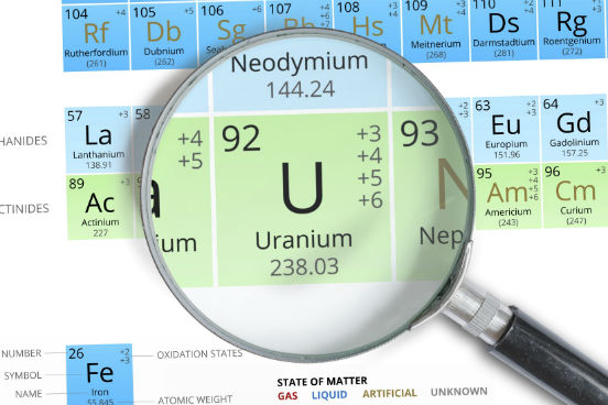 Todo elemento químico com número atômico maior que 92 (ou seja, maior que o do urânio) é artificial. Além disso, todos eles são instáveis - e, portanto, radioativos - devido aos seus grandes núcleos. Essa curta vida dificulta uma análise mais profunda de todos esses elementos. (Imagem: iStock)