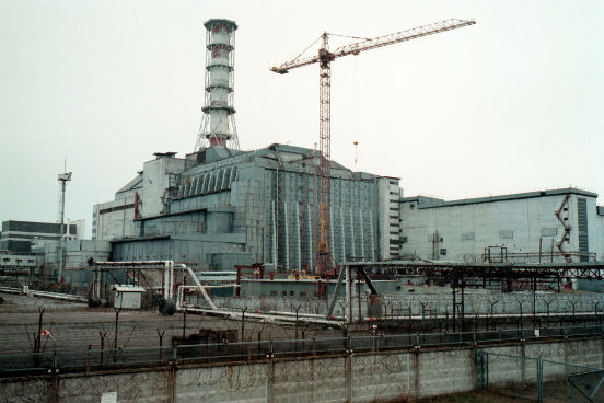 O maior acidente nuclear da História aconteceu devido à explosão de um reator durante um teste de segurança na usina de Chernobyl, na Ucrânia. Estima-se que o acidente tenha causado a morte de cerca de 2 milhões de pessoas, tanto no dia da eventualidade quanto por doenças como câncer e outras deformidades causadas posteriormente pela radiação. Mesmo com a construção emergencial de uma estrutura de aço, concreto e chumbo na tentativa de isolar o local da explosão, Chernobyl permanece nociva até hoje - isso porque a radiação continua passando por algumas fissuras existentes nessa estrutura. (Imagem: Getty Images)