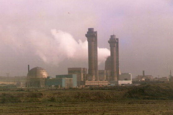 <strong>Windscale (Inglaterra). </strong>O maior acidente nuclear da Inglaterra aconteceu em 1957, após a Segunda Guerra Mundial, quando o país buscava desenvolver armas nucleares. Na tentativa de fazer uma bomba atômica, um reator na cidade de Windscale pegou fogo por três dias, liberando resíduos radioativos pelo território do Reino Unido e também da Europa. O governo inglês tentou acabar o caso, que supostamente causou mais de 200 casos de câncer entre os habitantes de cidades vizinhas.