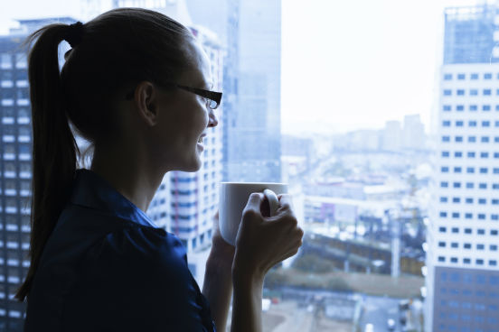 Quando você se sentir preso a uma ideia e não conseguir seguir adiante, faça uma pausa. Forçar-se a encontrar uma solução nesse momento só vai levar à exaustão. Tente levantar da cadeira, tomar um café, conversar com as pessoas, olhar a vista de onde você estiver. Algumas inspirações chegam onde e quando você menos esperar. (Imagem: iStock)