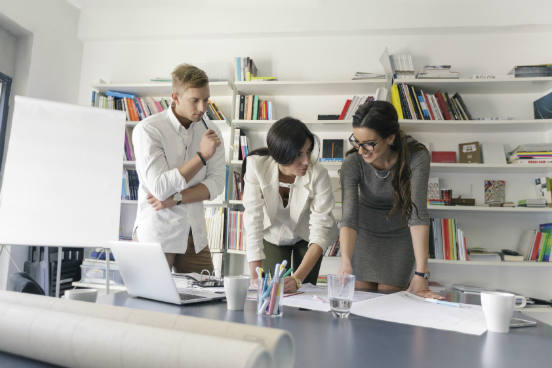 Busque manter contato com pessoas que você achar criativas e inspiracionais. Dar ouvidos a novas perspectivas e trocar ideias sobre como elas lidariam com as mais diversas situações pode fazer com que você reconstrua seus próprios pensamentos. (Imagem: iStock) Busque manter contato com pessoas que você achar criativas e inspiracionais. Dar ouvidos a novas perspectivas e trocar ideias sobre como elas lidariam com as mais diversas situações pode fazer com que você reconstrua seus próprios pensamentos. (Imagem: iStock)