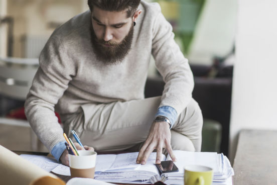 É extremamente importante separar um tempo exclusivo para o pensar em novas ideias ou possibilidades. O Google, por exemplo, pede para que suas equipes reservem ao menos 20% do tempo para pensar em inovações ou novos projetos. (Imagem: iStock) É extremamente importante separar um tempo exclusivo para o pensar em novas ideias ou possibilidades. O Google, por exemplo, pede para que suas equipes reservem ao menos 20% do tempo para pensar em inovações ou novos projetos. (Imagem: iStock)