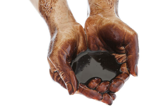 O petróleo é um líquido escuro, viscoso e oleoso. Ele possui uma densidade baixa - menor que a da água - e é formado principalmente por hidrocarbonetos, ou seja, compostos que possuem apenas carbono e hidrogênio. Vale ressaltar que o petróleo é uma mistura de líquidos com gases e sólidos. (Imagem: Thinkstock)