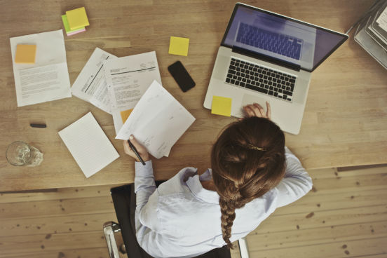 Já o plágio parcial acontece quando o aluno copia parágrafos e frases de diversos autores, porém sem citar seus nomes (e muito menos suas obras). (Imagem: Thinkstock) Já o plágio parcial acontece quando o aluno copia parágrafos e frases de diversos autores, porém sem citar seus nomes (e muito menos suas obras). (Imagem: Thinkstock)