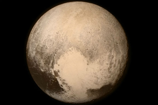 Após nove anos de viagem pelo espaço, a sonda New Horizons fez história: finalmente pôde chegar à menor distância até hoje alcançada de Plutão. Com isso, a sonda pôde fazer imagens mais nítidas da sua superfície, como esta, que é a foto de maior resolução já feita de Plutão.  A partir de imagens como essa, muitas descobertas foram feitas. Veja a seguir algumas delas e relembre fatos importantes sobre a história desse corpo celeste. (Imagem: Nasa)