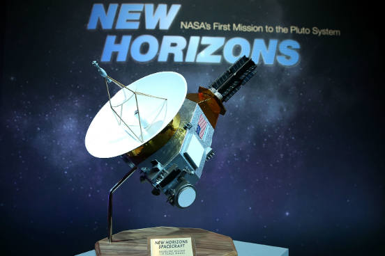 A sonda não-tripulada foi lançada no dia 19 de janeiro de 2006, meses antes da reclassificação de Plutão para a categoria de planeta-anão. Seu principal objetivo é evidenciar a geologia e a morfologia de Plutão e de suas luas. O custo da missão foi de aproximadamente 700 milhões de dólares, por um período de 15 anos (de 2001 a 2016). A bordo da sonda estão as cinzas de Clyde Tombaugh, o astrofísico que descobriu a existência de Plutão. (Imagem: Mark Wilson/Getty Images)