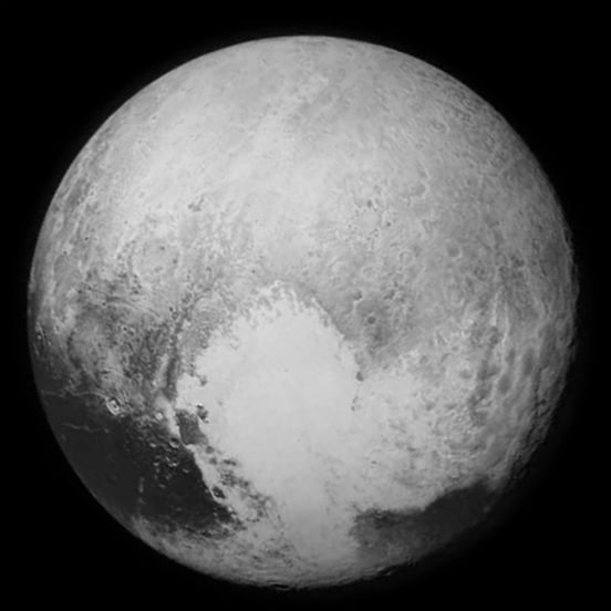 Analisando as imagens feitas pela sonda, os cientistas descobriram que a formação que se parece com um coração, que aparece na superfície de Plutão, tem, em seu centro, uma grande planície congelada. A hipótese é de que ela tenha surgido há menos de 100 milhões de anos atrás e é possível que seu processo de formação ainda esteja em curso. (Imagem: NASA/APL/SwRI)