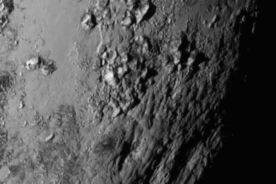 Além da planície congelada, Plutão ainda tem diversas montanhas de gelo com mais de 3 km de altura. Cientistas da Nasa acreditam que elas são compostas por gelo de água. Como a superfície do planeta tem uma temperatura de cerca de -232 ºC (ou -387 ºF), permite que se formem montanhas de gelo dessa altura. (Imagem: NASA-JHUAPL-SWRI)