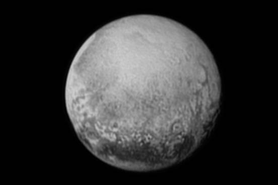 Plutão também se mostrou ser um planeta de poucas crateras, ao contrário do que muitos pesquisadores imaginavam. A sua superfície é bastante suave e mais jovem do que o previsto. (Imagem: NASA-JHUAPL-SWRI)