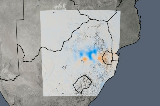 Em termos gerais, a área de Joanesburgo e Pretória viu os níveis de poluição diminuírem depois que a obrigatoriedade do controle de emissão de gases pelos carros foi instituída em 2008. No entanto, a região mais ao leste dessas cidades, que é mais fortemente industrializada, mostra diminuições e aumentos. As reduções podem ser associadas a uma diminuição das emissões pelas 8 plantas de energia que se localizam nessa região leste; já os aumentos provavelmente são resultado de atividades mineiras e industriais em regiões ao sul e ainda mais ao leste. A imagem mostra o mapa de tendência da concentração do gás na África do Sul entre 2005 e 2014. (Imagem: Reprodução/NASA)