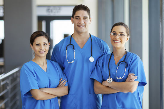 Segundo a pesquisa, surgem 296.631 oportunidades por mês para enfermeiros e 97.549 são contratados nesse mesmo período. A hora de trabalho deles vale 32,04 dólares. (Imagem: Thinkstock) Segundo a pesquisa, surgem 296.631 oportunidades por mês para enfermeiros e 97.549 são contratados nesse mesmo período. A hora de trabalho deles vale 32,04 dólares. (Imagem: Thinkstock)