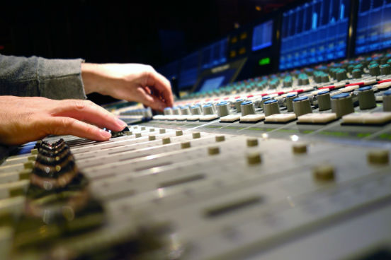 O que faz um produtor de rádio é uma dúvida para 70% dos pais brasileiros entrevistados e para 64% dos pais dos 17 países participantes da pesquisa. A carreira, que fecha a lista das 10 mais difíceis de definir para os pais no Brasil, é a 6ª na lista global. O que faz um produtor de rádio é uma dúvida para 70% dos pais brasileiros entrevistados e para 64% dos pais dos 17 países participantes da pesquisa. A carreira, que fecha a lista das 10 mais difíceis de definir para os pais no Brasil, é a 6ª na lista global.
