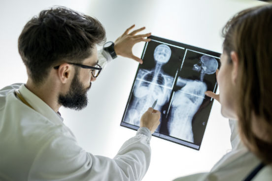 Apesar de ser mais lembrada por sua ligação com a energia nuclear, a radioatividade está presente também em nosso dia a dia. Na medicina, ela é utilizada nas radiografias, na radioterapia e na esterilização de materiais; na agricultura, frutas e legumes são expostos à radiação - sem apresentar nenhum risco à saúde do consumidor - para que eles durem mais tempo. (Imagem: iStock) Apesar de ser mais lembrada por sua ligação com a energia nuclear, a radioatividade está presente também em nosso dia a dia. Na medicina, ela é utilizada nas radiografias, na radioterapia e na esterilização de materiais; na agricultura, frutas e legumes são expostos à radiação - sem apresentar nenhum risco à saúde do consumidor - para que eles durem mais tempo. (Imagem: iStock)