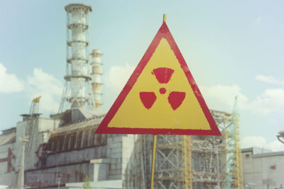 No dia 26 de abril de 2016, a tragédia de Chernobyl completa 30 anos. O maior acidente nuclear da História deixa rastros até os dias de hoje: segundo o Greenpeace, a terra e a água da região permanecem contaminadas pela radiação. No entanto, apesar de ser constantemente associada a acidentes graves como esse, a radioatividade tem um papel importante em nosso cotidiano, principalmente para a medicina. Saiba mais a seguir. (Imagem: iStock)