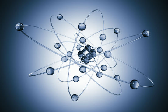 As duas principais leis da radioatividade valem apenas para as partículas alfa e beta, já que quando um átomo radioativo emite uma radiação gama seu número de massa e número atômico não variam. Segundo a 1ª lei da radiotividade ou lei de Soddy, quando um átomo emite uma partícula α o seu número atômico diminui 2 unidades e o seu número de massa diminui 4 unidades. Já a 2ª lei da radioatividade ou lei de Soddy-Fajans-Russel diz que quando um átomo emite uma partícula β, o seu número atômico aumenta uma unidade e o seu número de massa permanece inalterado. (Imagem: iStock)